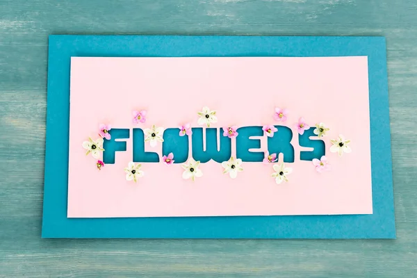Ansicht der Grußkarte mit Blumen-Schriftzug auf blauer strukturierter Oberfläche, — Stockfoto