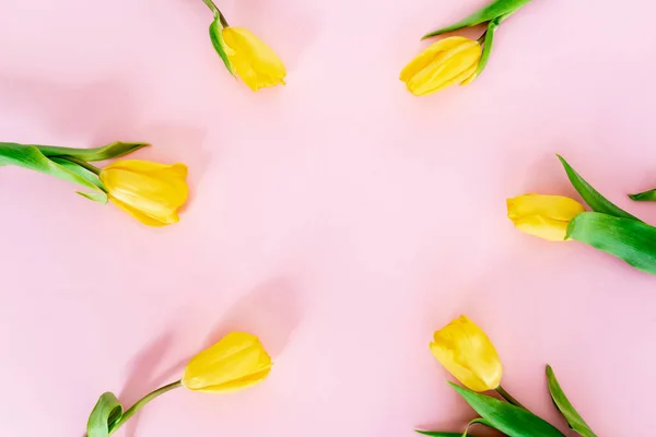 Vista dall'alto di tulipani gialli su rosa, concetto di giorno di madri — Foto stock