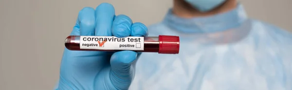 Vista cortada do tubo de ensaio médico com amostra de sangue de teste negativo de coronavírus isolado em cinza, tiro panorâmico — Fotografia de Stock