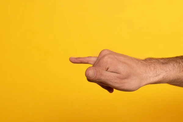 Ausgeschnittene Ansicht eines Mannes, der Buchstaben aus dem Alphabet der kyrillischen Zeichensprache auf gelb isoliert zeigt — Stockfoto