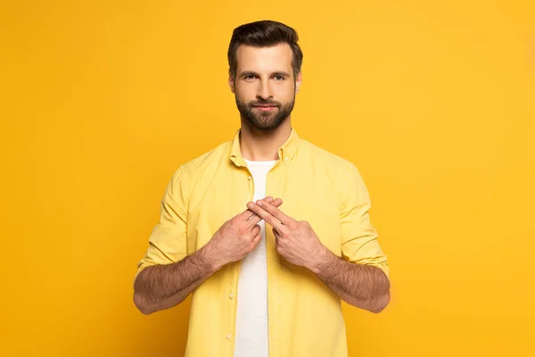 Hombre usando lenguaje sordo y mudo sobre fondo amarillo - foto de stock