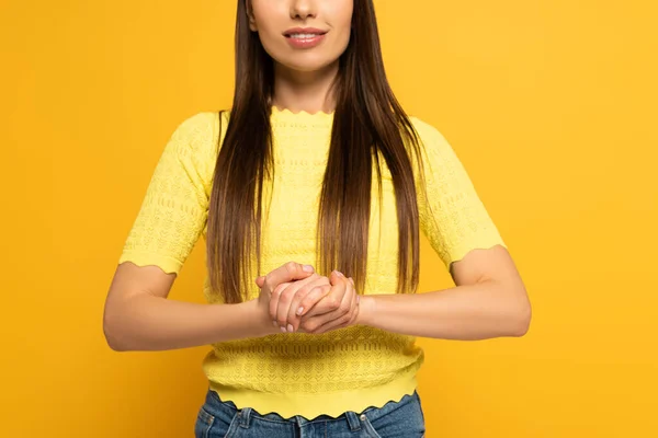 Vista ritagliata della donna che mostra il segno di coesione in un linguaggio sordo e muto su sfondo giallo — Foto stock