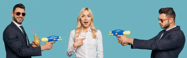 Collage de empresaria sorprendida señalándose con el dedo a sí misma y hombre de negocios con pistola de agua de juguete aislado en azul, tiro panorámico - foto de stock