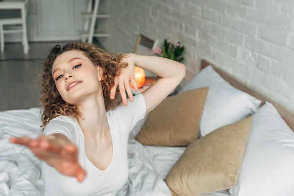 Menina feliz no quarto acolhedor com lâmpada de sal do Himalaia, foco seletivo — Fotografia de Stock