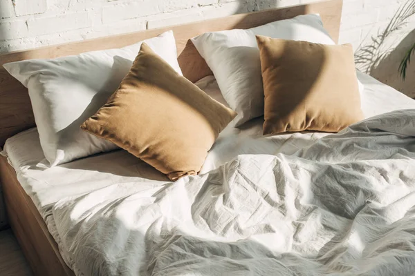 Bett mit Kissen mit Sonnenlicht und Schatten — Stockfoto
