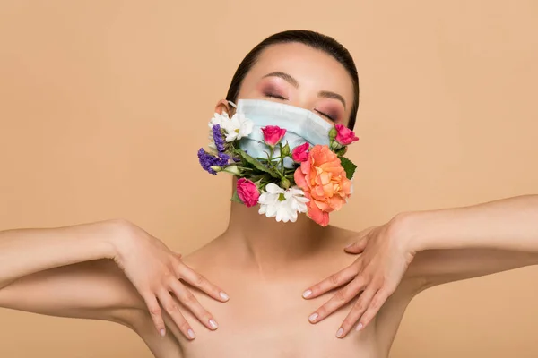 Feliz nu asiático menina no floral máscara facial isolado no bege — Fotografia de Stock