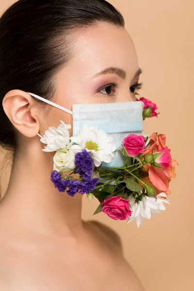 Atraente nu asiático mulher no floral máscara facial isolado no bege — Fotografia de Stock