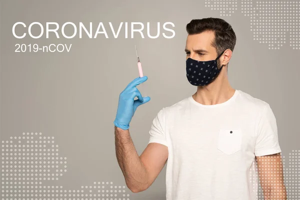 Homem de máscara de segurança e luva de látex segurando seringa isolada em cinza, coronavírus 2019-nCov ilustração — Fotografia de Stock