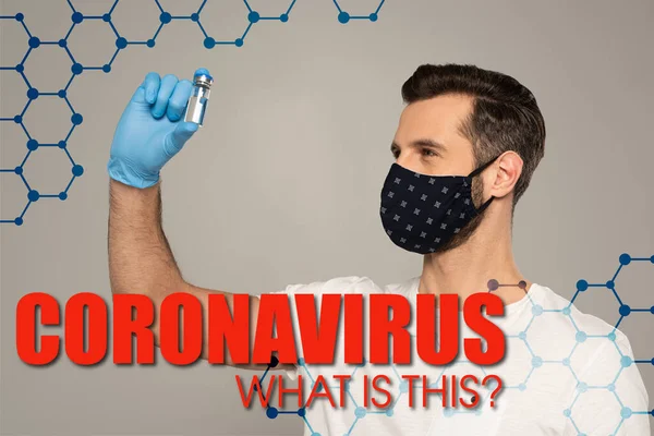 Hombre con máscara de seguridad sosteniendo frasco de vacuna aislado en gris, coronavirus ¿qué es esta ilustración - foto de stock