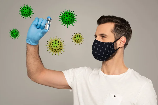 Hombre con máscara de seguridad sosteniendo frasco de vacuna aislado en gris, ilustración de bacterias - foto de stock