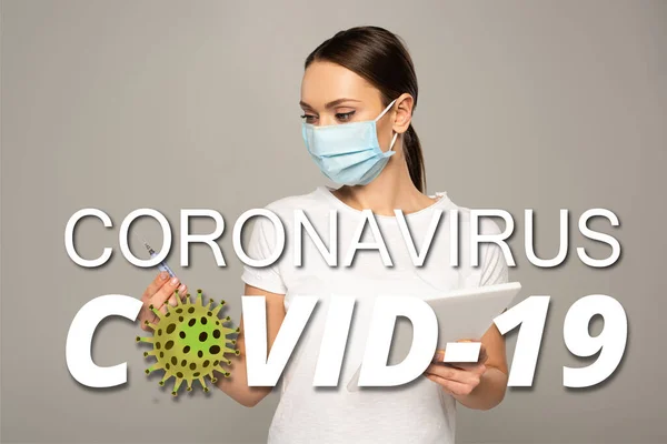 Дівчина в медичній масці тримає шприц і цифровий планшет ізольовано на сірій ілюстрації коронавірусу — стокове фото