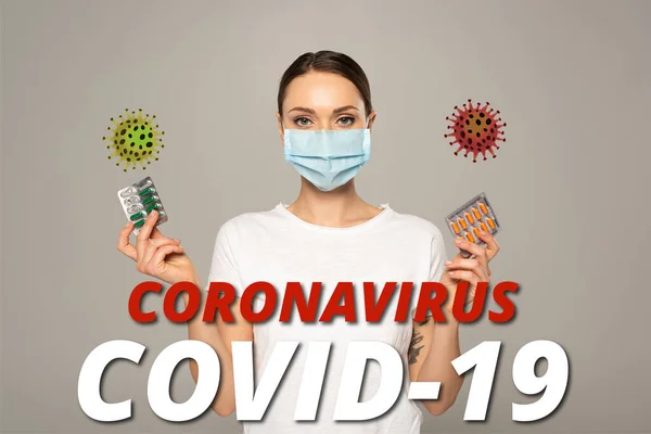 Frau in medizinischer Maske hält Blasen mit Tabletten auf grau, Coronavirus covid-19 und Bakterien Illustration — Stockfoto