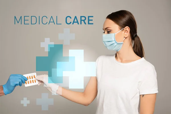 Femme en masque médical tenant une plaquette thermoformée avec des pilules près de l'homme en gant de latex isolé sur gris, illustration de soins médicaux — Photo de stock