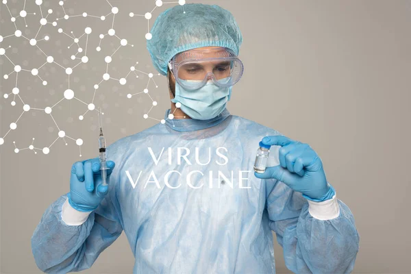 Лікар у медичній масці та захисних окулярах, що тримають банку з вакциною та шприцом, ізольовані на сірому, ілюстрація вірусної вакцини — стокове фото