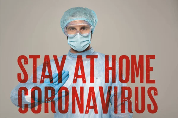 Médico em máscara médica mostrando gesto de parada na câmera isolada em cinza, ficar em casa e ilustração coronavírus — Fotografia de Stock