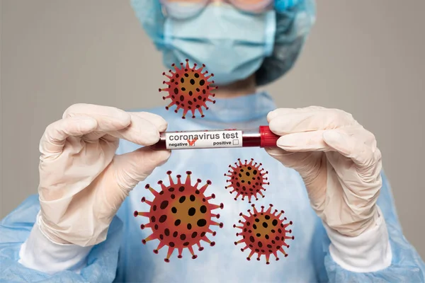 Enfoque selectivo del médico que sostiene el tubo de ensayo con muestra de sangre de letras de coronavirus aisladas en gris, ilustración de bacterias - foto de stock