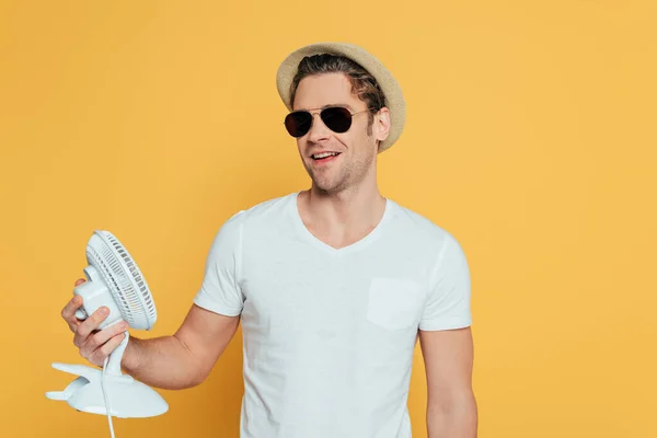 Vue de face de l'homme en chapeau et lunettes de soleil tenant — Photo de stock