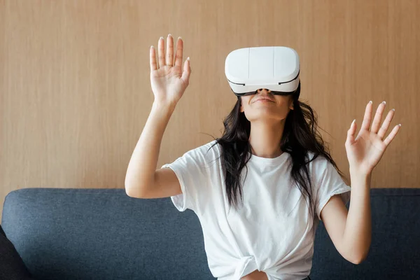Felice giovane donna utilizzando auricolare realtà virtuale a casa — Foto stock