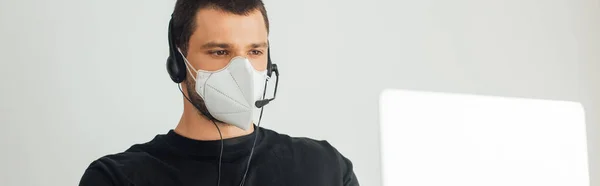 Cultura panorâmica do operador em máscara médica e fone de ouvido em casa — Fotografia de Stock