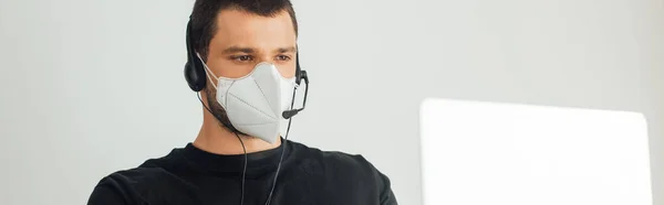 Raccolto panoramico di operatore in maschera medica e auricolare a casa — Foto stock