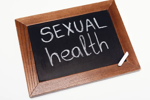 Kreidetafel mit Schriftzug Sexuelle Gesundheit isoliert auf weiß — Stockfoto