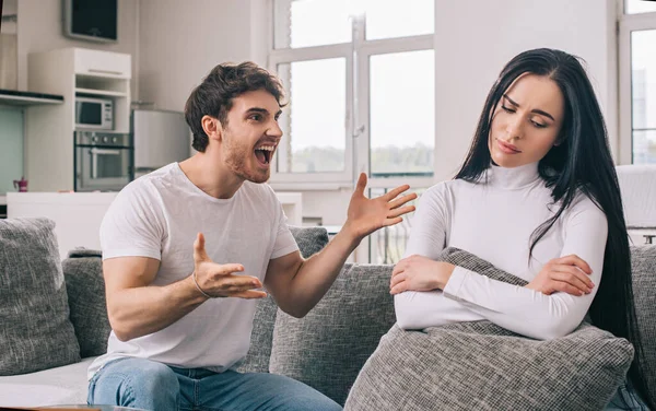 Wütender Freund streitet sich mit traurigem Mädchen während Selbstisolierung zu Hause — Stockfoto