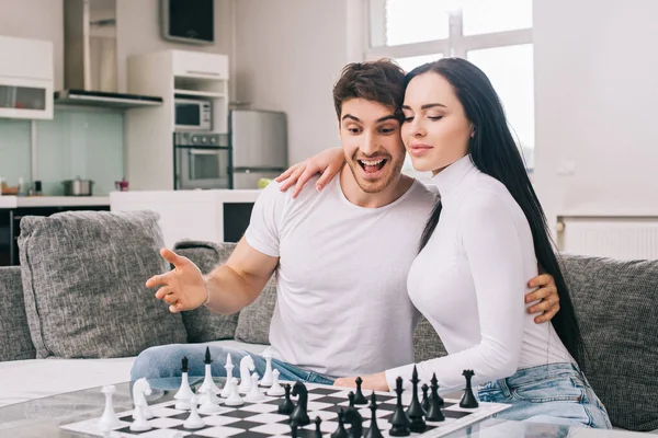 Coppia felice giocare a scacchi durante l'isolamento a casa — Foto stock