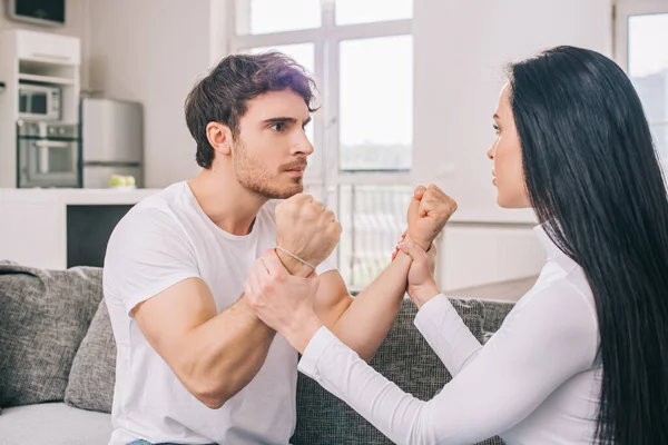 Pareja enojada peleando con los puños durante el autoaislamiento en casa — Stock Photo