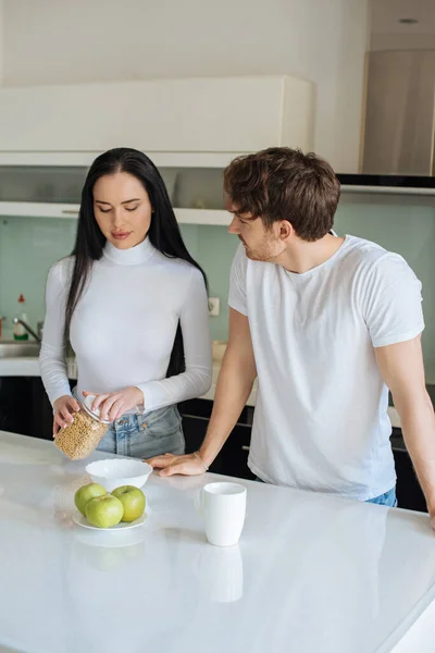 Belo casal tendo flocos de milho para o café da manhã durante o auto-isolamento em casa — Fotografia de Stock