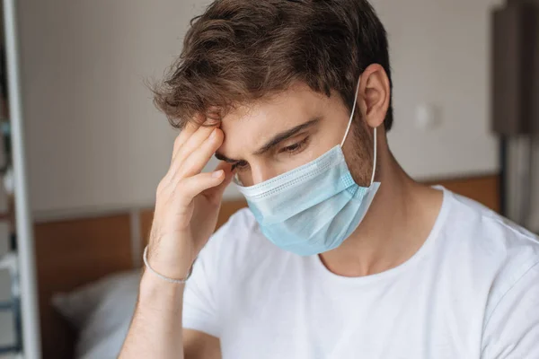 Inquiet malade dans le masque médical dans la chambre à coucher pendant l'isolement personnel — Photo de stock