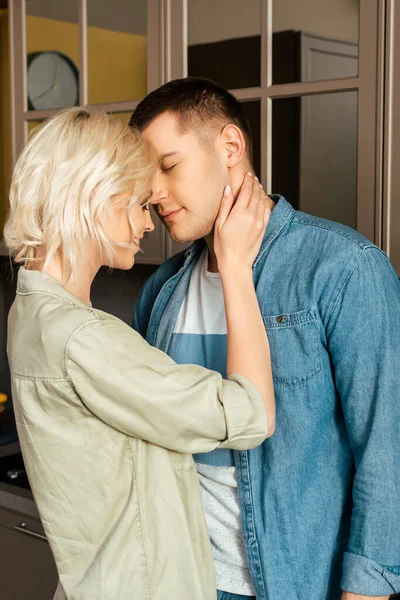 Sorrindo jovem casal amoroso abraçando em casa — Fotografia de Stock