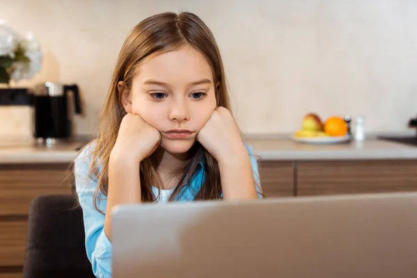 Selektiver Fokus gelangweilter Kinder beim Online-Lernen und beim Blick auf den Laptop zu Hause — Stockfoto