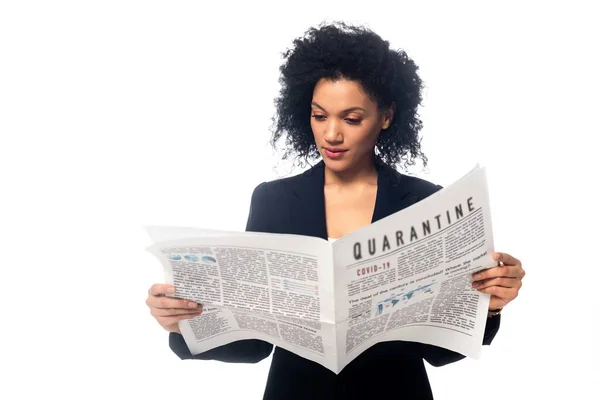 Frontansicht der schönen afrikanisch-amerikanischen Geschäftsfrau, die Zeitung mit Quarantäne-Nachrichten auf Weiß isoliert liest — Stockfoto
