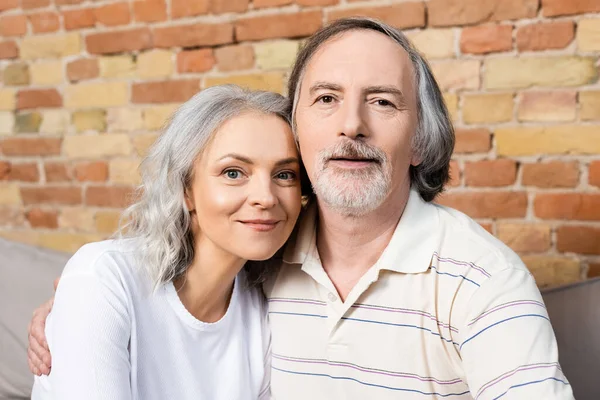 Feliz homem e mulher de meia idade olhando para a câmera — Fotografia de Stock