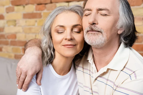 Glücklicher Mann und Frau mittleren Alters mit geschlossenen Augen — Stockfoto