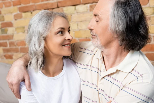 Glücklicher Mann und Frau mittleren Alters, die einander anschauen — Stockfoto