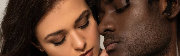 Primer plano de pareja interracial aislado en gris, encabezado del sitio web - foto de stock