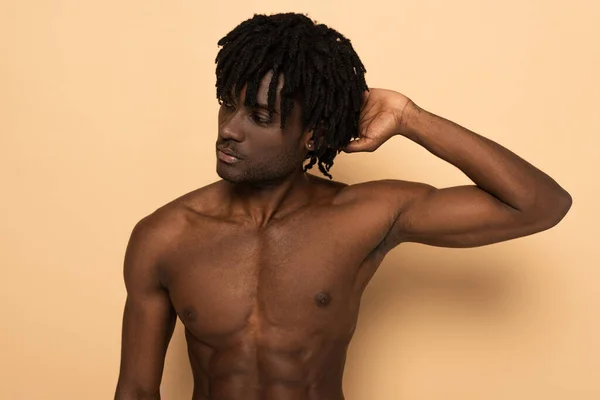 Bonito sexy sem camisa afro americano homem no bege — Fotografia de Stock