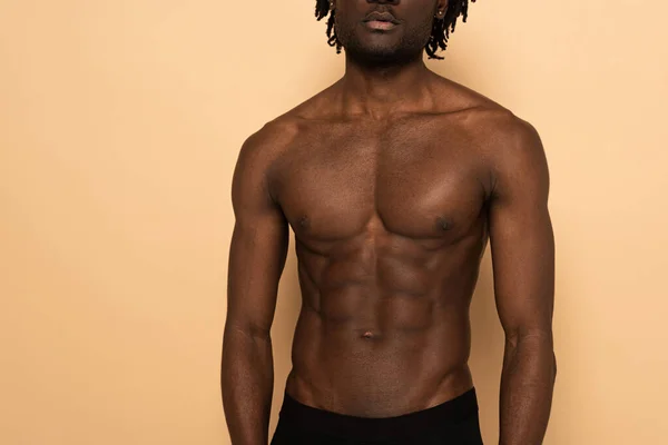 Vue recadrée de l'homme torse nu afro-américain sur beige — Photo de stock