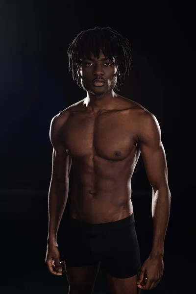 Красивий без сорочки афроамериканський чоловік ізольований на чорному з заднім світлом — стокове фото