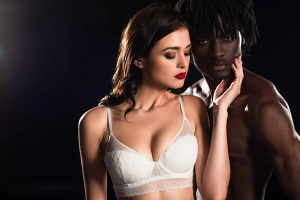 Belo sensual interracial casal em cueca abraçando isolado no preto — Fotografia de Stock