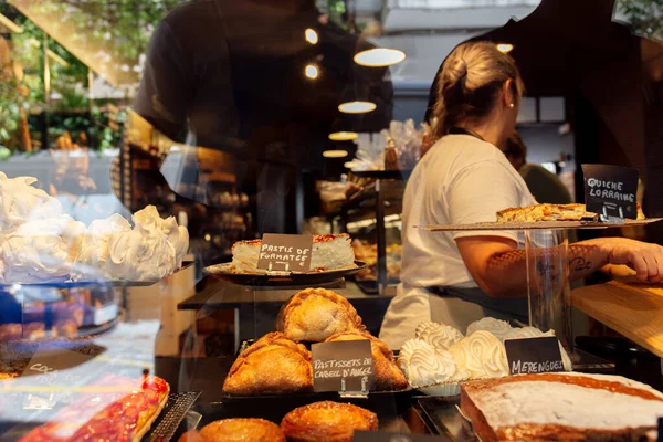 CATALÔNIA, ESPANHA - 30 DE ABRIL DE 2020: Deliciosa pastelaria e bolos atrás do copo de vitrine — Fotografia de Stock