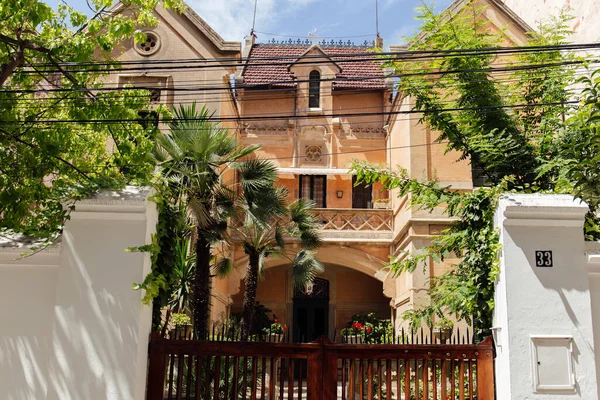 Fachada de edificio con palmeras y valla en Cataluña, España - foto de stock