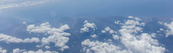 Luftaufnahme der Wolken über dem Meer und Katalonien, Spanien, Panoramaaufnahme — Stockfoto