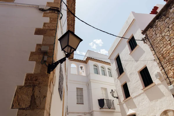 Vista ad angolo basso della lanterna sull'angolo di facciata dell'edificio con cielo blu sullo sfondo, Catalogna, Spagna — Foto stock