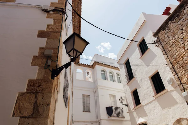 Vista de ângulo baixo da lanterna no ângulo da fachada de edifício com céu azul no fundo, Catalunha, Espanha — Fotografia de Stock