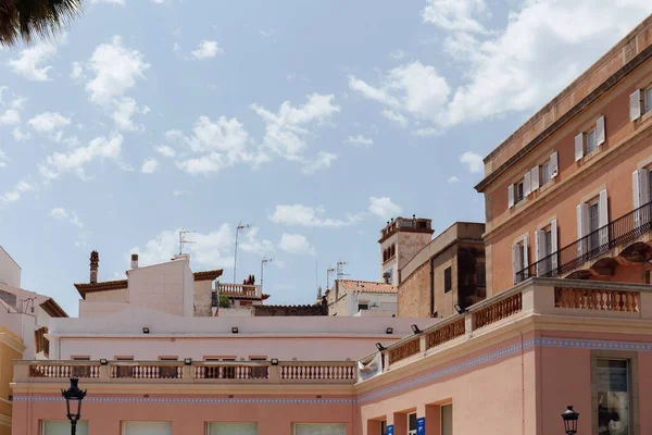 Maisons avec terrasse et ciel nuageux en arrière-plan en Catalogne, Espagne — Photo de stock