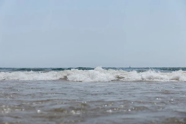 Вибіркове фокусування моря з хвилями і синім небом на задньому плані в Каталонії (Іспанія). — стокове фото