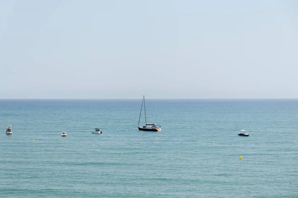 Mare con barche e cielo blu sullo sfondo in Catalogna, Spagna — Foto stock