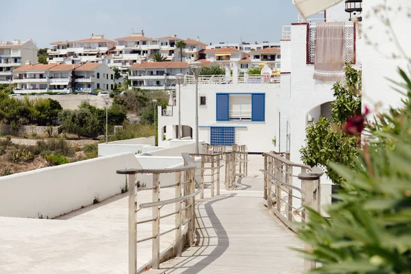Centre sélectif de passerelle avec rampe sur la rue urbaine avec des maisons en Catalogne, Espagne — Photo de stock